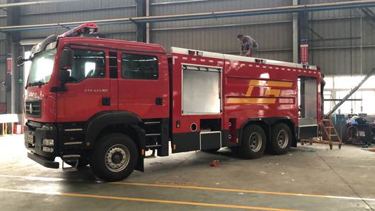 12噸重汽豪沃水罐消防車(chē)